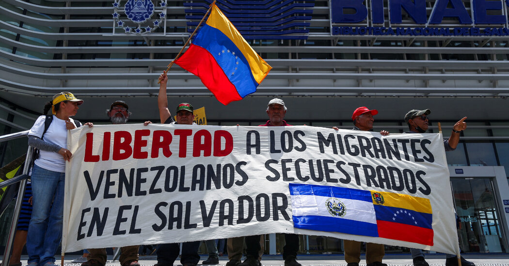 El Salvador encarceló a los deportados por Trump. Ahora sus familias demandan al país