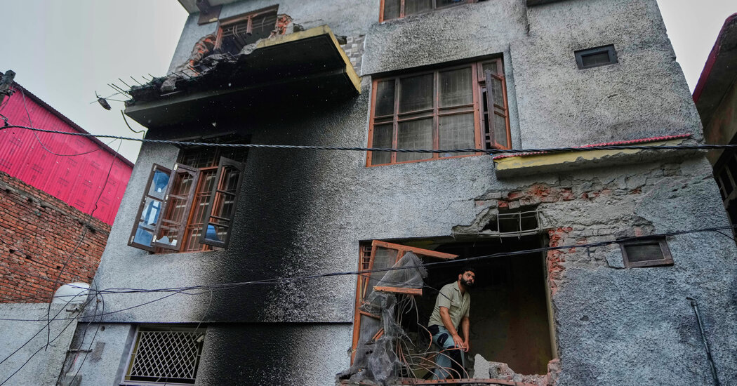 Overnight Clashes Strain a Diplomatic Push Between India and Pakistan